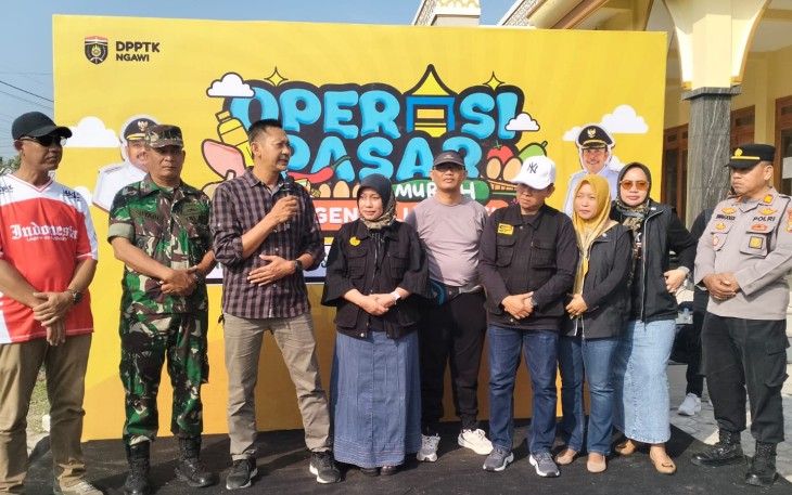 Anggota Koramil Kwadungan Ikut Amankan Pasar Murah Mandiri di Purwosari