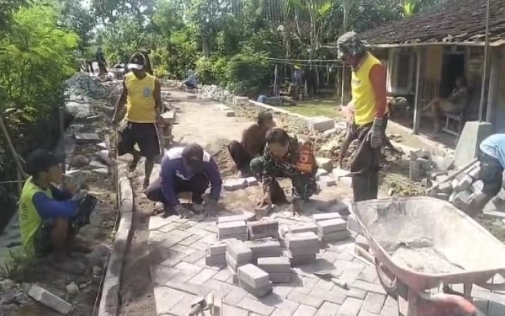 Karya Bakti TNI, Wujud Gotong Royong Babinsa Pitu Bersama Masyarakat Dalam Membangun Desa