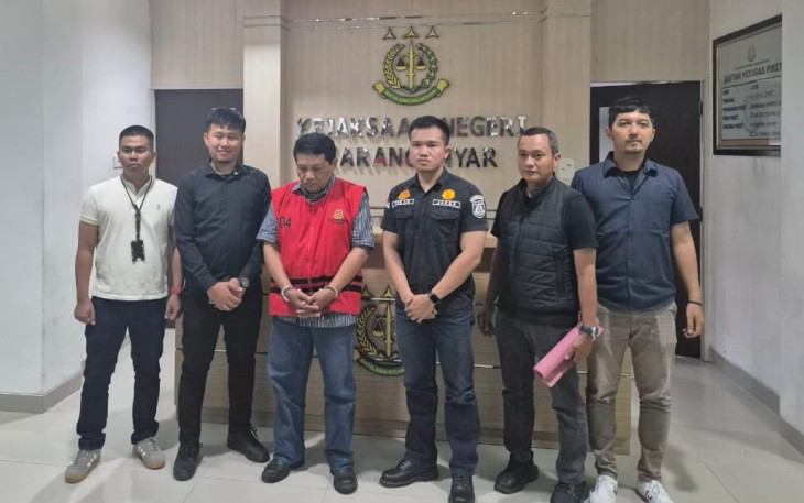  AH, Direktur Cabang PT MAM Energindo wilayah Jawa Tengah dan DIY, tersangka baru kasus korupsi Masjid Agung Madaniyah, saat berada di Kejari Karanganyar, Jumat (4/7/2025) malam.
