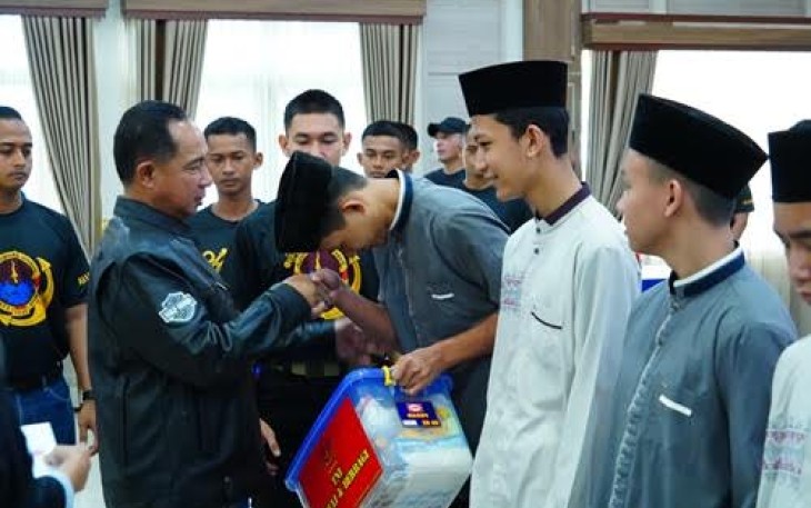 Panglima TNI saat Berikan Bantuan Sosial Kepada Anak-Anak Yatim Piatu di Bumi Marinir Cilandak