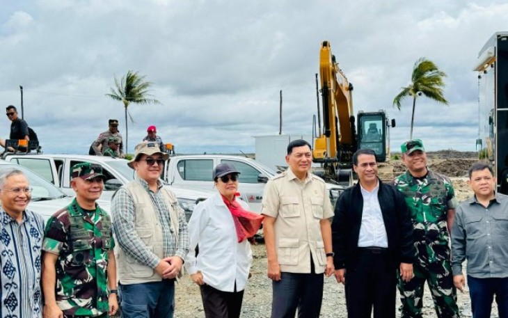 Mentan Amran bersama Menkeu Sri Mulyani serta Menhan Syafrie Syamsuddin meninjau proses cetak sawah di distrik Wanam, Kabupaten Merauke, Kamis (27/2)