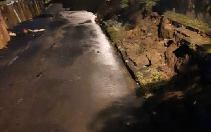 Jalan amblas menuju stasiun Batutulis 