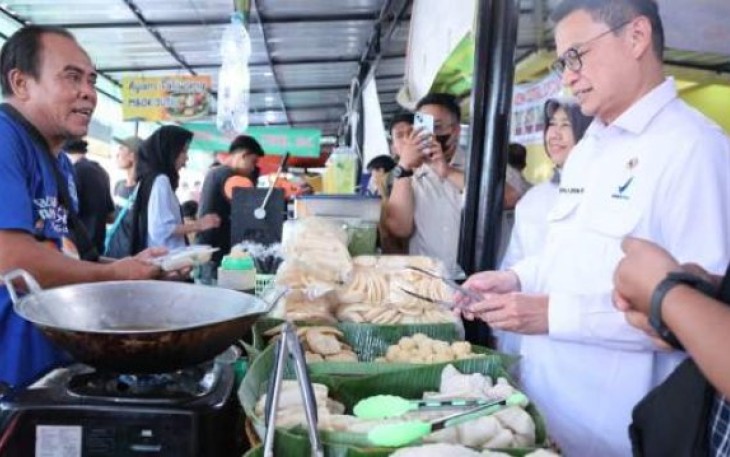 Kepala BPOM Taruna Ikrar saat sidak pedagang takjil di Bendungan Hilir, Jakarta, Selasa (11/3)