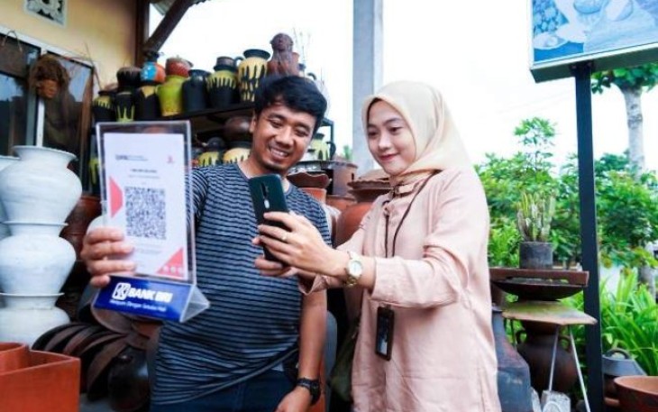 Pemudik menggunakan transaksi QRIS dengan aplikasi Super Apps BRImo 