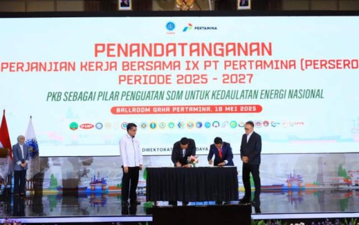 Menaker Yassierli saat menyaksikan penandatanganan PKB 