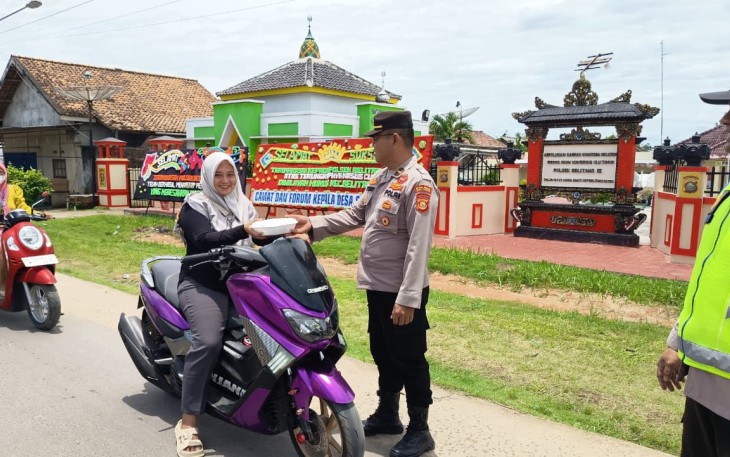 Polsek Belitang III Bagikan Nasi Kotak ke Warga