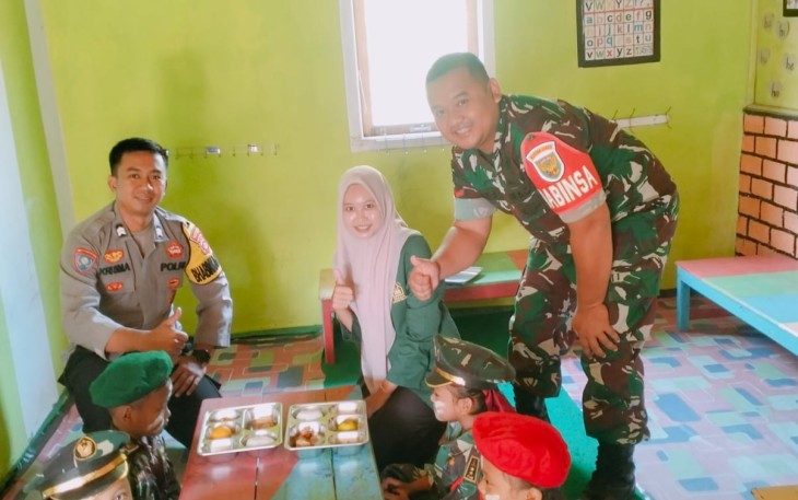 Bhabinkamtibmas Bersama Babinsa Desa Nusa Jaya Dampingi Penyaluran Program MBG