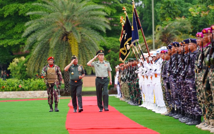 Kepala Staf Angkatan Darat (Kasad) Jenderal TNI Maruli Simanjuntak, M.Sc., mendampingi Panglima TNI Jenderal TNI Agus Subiyanto, S.E., M.M., menerima kunjungan resmi Chief of Joint Staff Department of Central Military Commission of The People’s Republic of China (Kepala Staf Gabungan Angkatan Bersenjata Republik Rakyat Tiongkok), General Liu Zhenli, di Lapangan PRIMA, Mabes TNI, Cilangkap, Jakarta Timur, Kamis (9/1/2025)