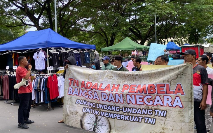 Aksi damai Aliansi Masyarakat Karanganyar mendukung revisi UU TNI Nomor 34 Tahun 2004, di Plasa Alun-Alun Karanganyar, Sabtu (29/3/2025).