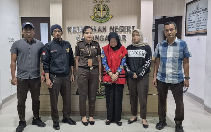 Pegawai Dinkes Karanganyar, K, salah satu dari dua tersangka baru kasus dugaan korupsi pengadaan alkes, ditahan Kejari Karanganyar, Senin (2/6/2025) malam.