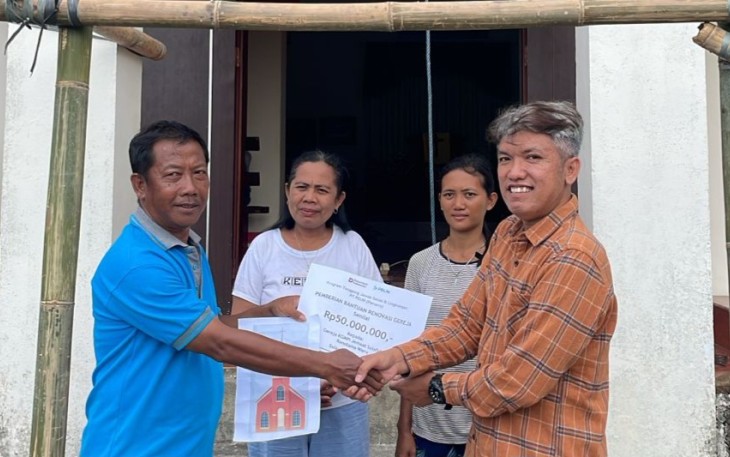 Pihak Management PT. Pelni Bitung saat menyerahkan bantuan materian rehabilitasi bangunan rumah ibadaha di Manado