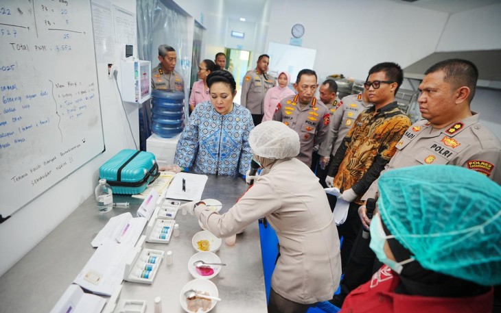 Kapolri dan Ketua Komisi IV DPR saat Tinjau SPPG YKB Polres Karanganyar