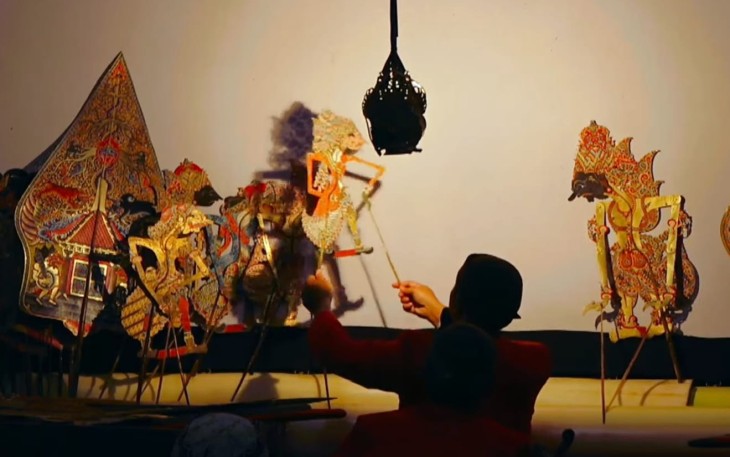 Pementasan lakon Seta Ngraman oleh Ki Sulardiyanto mengawali Pagelaran Wayang Kulit 30 Jam Nonstop dalam rangka Hari Wayang Nasional dan Dunia, di Desa Suruh, Tasikmadu, Karanganyar, Jumat (7/11/2025) malam.