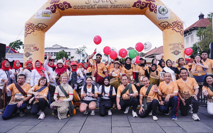 Wakil Menteri Ekonomi Kreatif, Irene Umar, menghadiri acara Acaraki Jamu Festival edisi Hari Pahlawan di Taman Fatahillah, Kawasan Pusat Kota Tua, Jakarta, Minggu (16/11/2025).