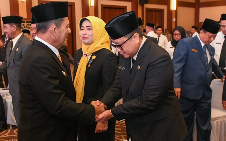 Gubernur Ansar memberikan selamat kepada pejabat yang dilantik di Aula Wan Seri Beni, Dompak, Jumat (23/5) pagi yang mencakup pejabat Pimpinan Tinggi Pratama, Administrator, Pengawas, dan Fungsional.