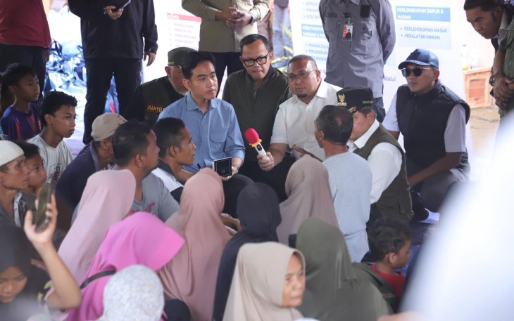 Wakil Presiden Republik Indonesia Gibran Rakabuming, berdialog dengan warga pengungsi di Kecamatan Palembayan, Kabupaten Agam, Sumatera Barat, Kamis (4/12)