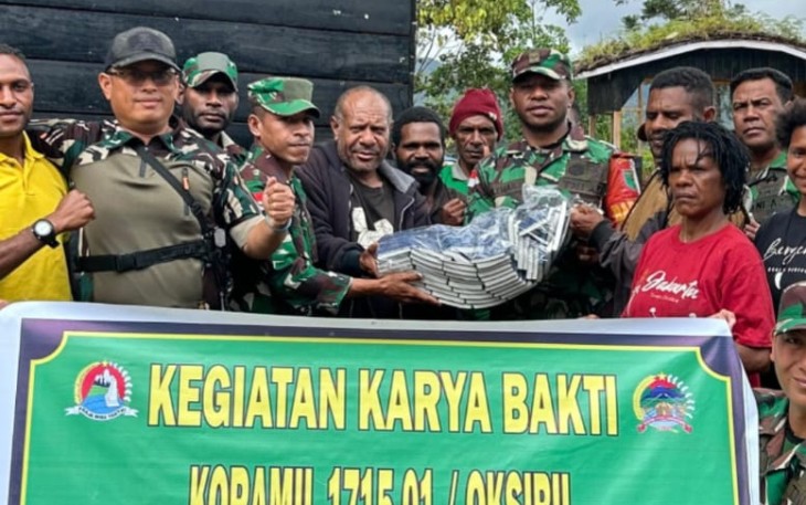 Babinsa Koramil 1715-01/Oksibil Kodim 1715/Yahukimo Laksanakan Karya Bakti di Kesusteran dan Gereja Gidi