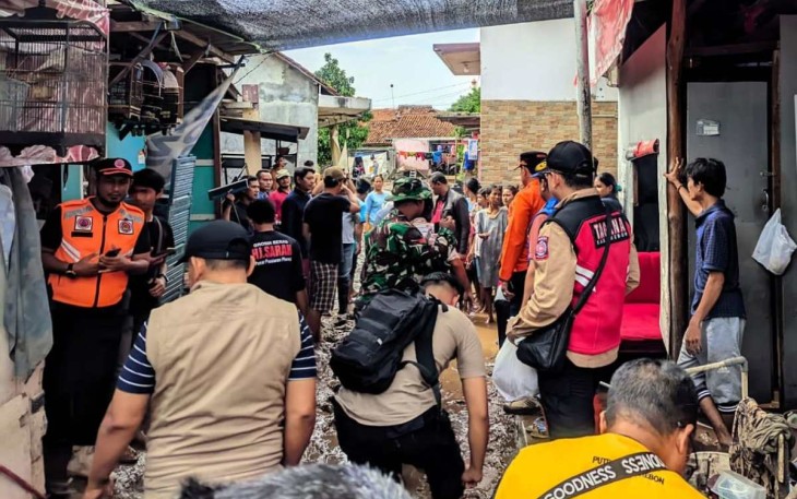 Situasi penyaluran logistik korban banjir di Cirebon, Minggu (19/1)