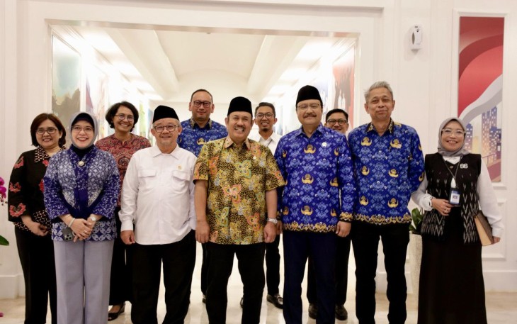 Mensos Saifullah Yusuf foto bersama Bappenas, BPN dan Mendikdasmen di Jakarta 