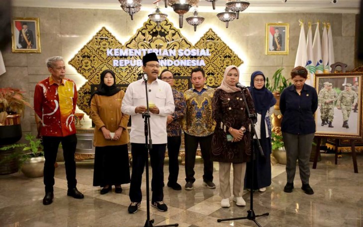 Mensos Saifullah Yusuf memberikan keterangan pers di Jakarta, Selasa (18/2)