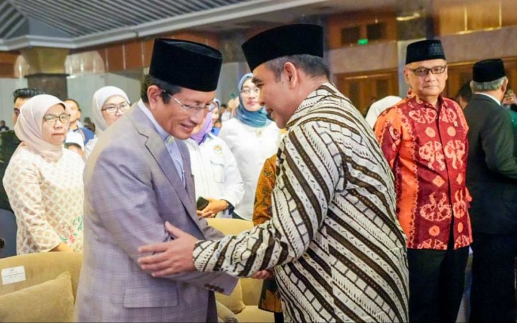 Menag Nasaruddin Umar saat berjabatan tangan dengan Ketua MPR RI Ahmad Muzani di Munas ke-VII Ikatan Alumni PMII 2025, Jakarta, Jum'at (21/2)