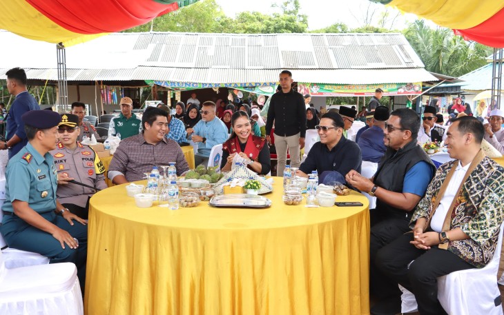 Wakil Menteri Pariwisata RI Ni Luh Puspa didampingi Bupati Bintan Roby Kurniawan dan Wakil Bupati Bintan Ahdi Muqsith hadir dalam event Pesta Gonggong Gurun Pasir Busung.