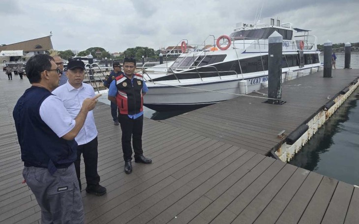 Menhub Dudy saat Tinjau Kelancaran Lalu Lintas Penyeberangan Wisatawan di Pelabuhan Sanur