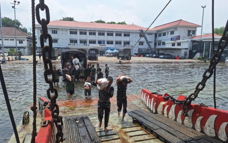 KRI Teluk Lampung-540 Bawa Bantuan Korban Banjir