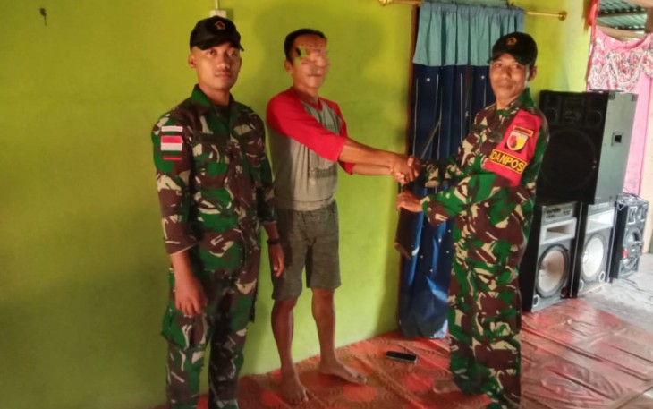Masyarakat saat Serahkan Senpi Rakitan secara Sukarela kepada Satgas Yonzipur 5/ABW.