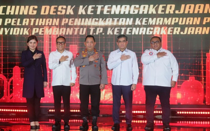 Menaker Yassierli foto bersama Kapolri Jenderal Listyo Sigit Prabowo saat launching Desk Ketenagakerjaan Polri di Jakarta, Senin (20/1)