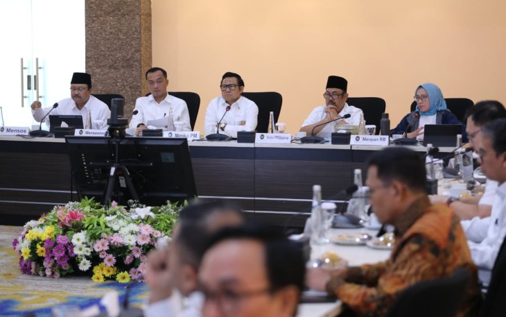 Suasana Rapat Koordinasi Tingkat Menteri terkait Rancangan Inpres Data Tunggal Sosial dan Ekonomi Nasional, di Jakarta, Senin (13/1)