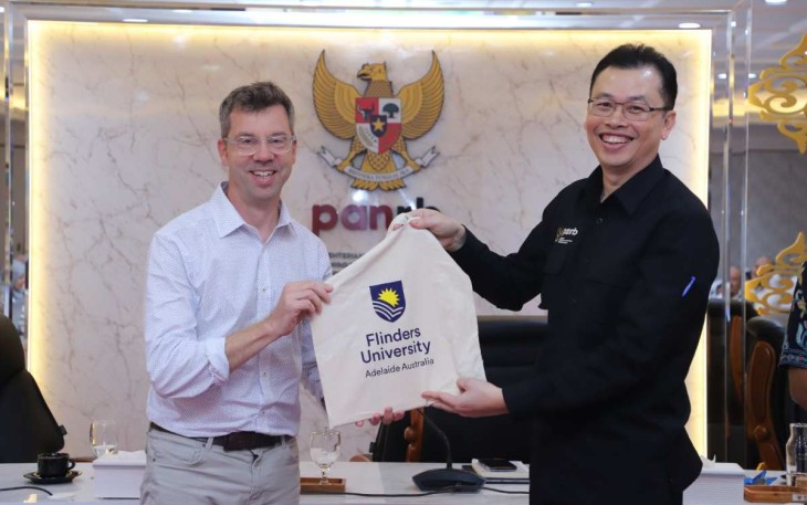Deputi bidang reformasi birokrasi, akuntabilitas aparatur dan pengawasan Kementerian PAN-RB Erwan Agus Purwanto saatenerima cenderamata di Jakarta, Selasa (18/2)