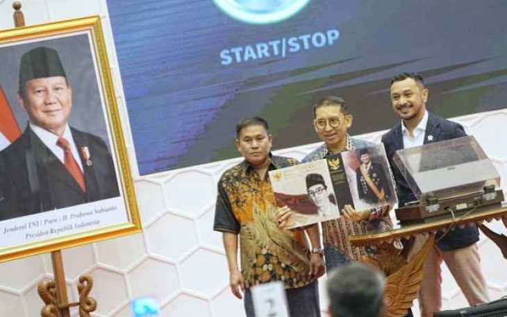 Menbud Fadli Zon saat launching piringan hitam Indonesia Raya dengan 8 aransemen di Jakarta, Minggu (9/3)