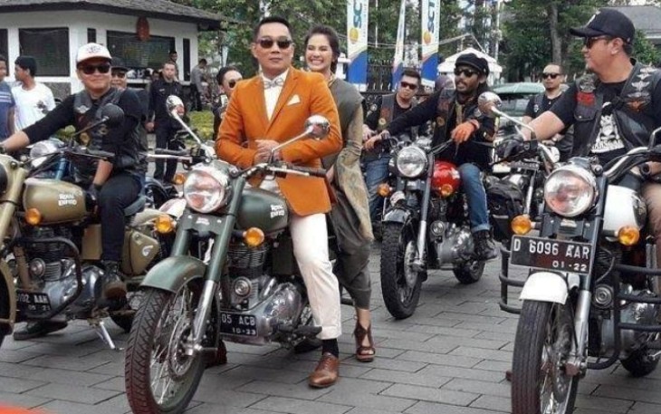 Ridwan Kamil dengan motor mewah Royal Enfield Classic 500 Limited Edition 