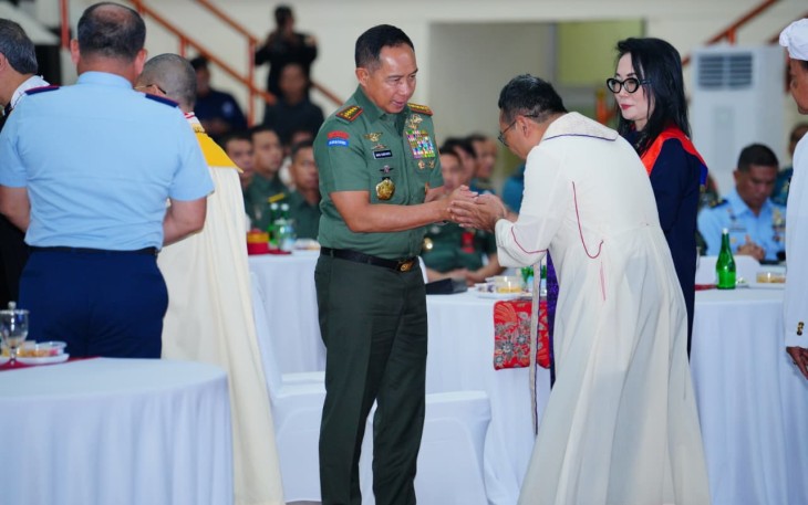 Panglima TNI Jenderal TNI Agus Subiyanto menghadiri Doa Bersama Lintas Agama dalam rangka menyambut Tahun 2026 untuk kedamaian dan persatuan bangsa yang digelar di GOR A. Yani Mabes TNI, Cilangkap, Jakarta Timur, Rabu (31/12/2025)