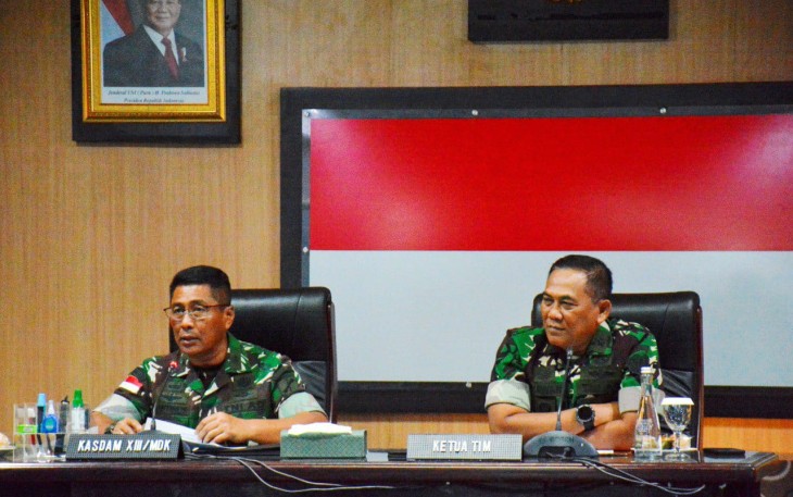 Kasdam XIII/Merdeka saat membacakan sambutan Pangdam