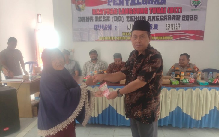 Kades Thomas Serahkan BLT-DD kepada KPM