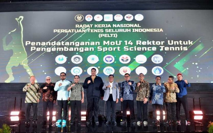 Menpora Ario Bimo Nandito Ariotedjo saat foto bersama Rakernas PP Pelti di Jakarta, Sabtu (18/1)