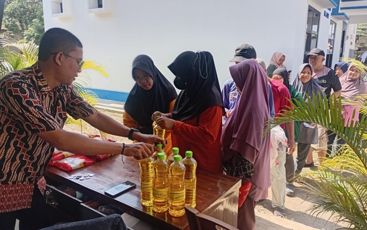 Warga sedang antri membeli minyak goreng murah di halaman Kantor Balai Penyuluhan Pertanian (BPP) Jaten, Kompleks Kecamatan Jaten, Selasa (25/11/2025)