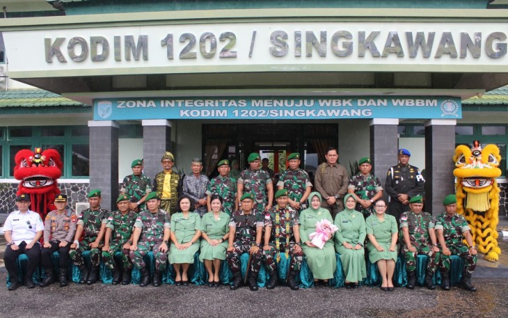 Komandan Korem (Danrem) 121/Abw Brigjen TNI Purnomosidi, S.I.P., M.A.P., M.Han., didampingi Ketua Persit Kartika Chandra Kirana Koorcab Rem 121 PD XII Tanjungpura Ny. Debby Purnomosidi, beserta pejabat umum Korem 121/Abw melaksanakan kunjungan kerja (kunker) ke Kodim 1202/Skw, Singkawang, Kalimantan Barat, Rabu (08/01/2025)