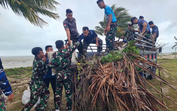  Personel Pangkalan TNI Angkatan Udara Raden Sadjad (Lanud RSA) Natuna menggelar aksi bersih-bersih di sepanjang pesisir pantai yang berdekatan dengan landasan pacu Lanud RSA Natuna, Provinsi Kepulauan Riau, Senin (13/01/2025)