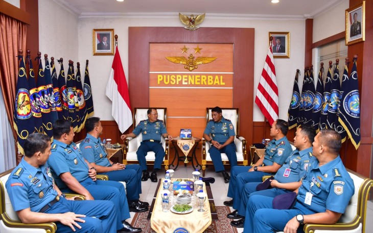 Komandan Pusat Peney TNl Angkatan Laut (Danpuspenerbal), Laksda TNl Sisyani Jaffar menerima Courtesy Call (CC) Komandan Pangkalan Utama TNl Angkatan Laut (Danlantamal) V Surabaya, Laksamana Pertama TNI Dr. Arya Delano yang diterima di Ruang VIP Gedung R. Kasenda, Mako Puspenerbal, Juanda, Senin (20/1/2025)