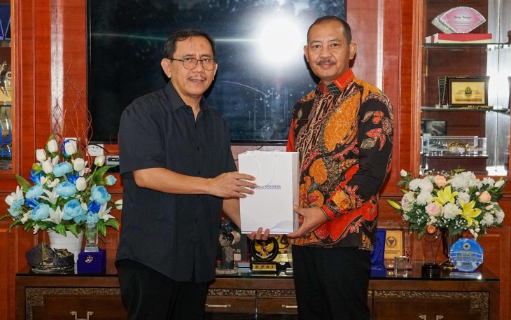 Sekretaris Daerah Provinsi Kepri Adi Prihantara bersilaturahmi dengan mantan Kepala Perwakilan BI Kepulauan Riau, Suryono, bertempat di Ruang Kerja Sekdaprov, Lantai III, Gedung A, Kantor Gubernur Kepri,  Dompak, Tanjungpinang, Kamis (23/01)