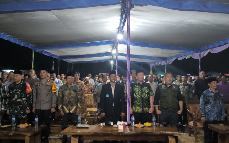 Bhabinkamtibmas Polsek Belitang III Hadiri Pagelaran Wayang Kulit 