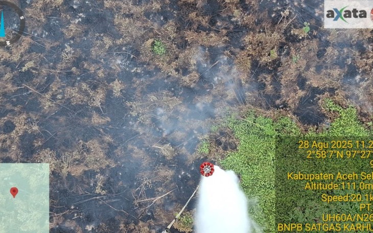 Operasi water bombing penanganan karhutla Aceh Selatan pada Kamis (28/8)