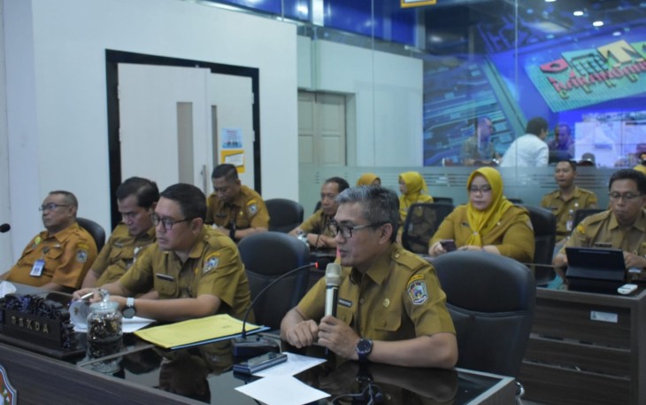 Anggota Korpri Karanganyar mengikuti webinar bertema “Menjaga Kesehatan Mental Pegawai agar Kinerja Lebih Optimal” secara daring melalui zoom meeting, Senin (20/10/2025)