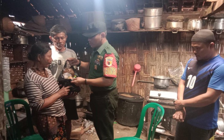Babinsa Koramil 0805/12 Mantingan dan Dinsos Berikan Sembako Kepada Masyarakat 