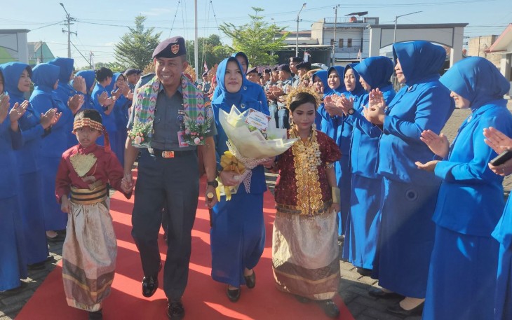 Komandan Satlinlamil 3 Disambut Dengan Tradisi Kearifan Lokal dan Tari Paduppa 