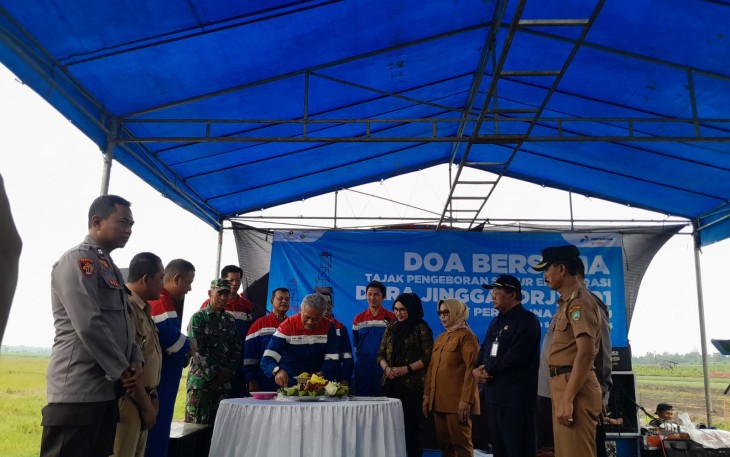 Tim Pertamina EP Cepu beserta tamu undangan melakukan potong tumpeng yang menandai dimulainya tajak sumur eksplorasi Dara Jingga 001 di Desa Mendenrejo