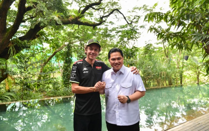 Menpora Erick Thohir bersama Valentino Rossi di Jakarta, Selasa (30/9)